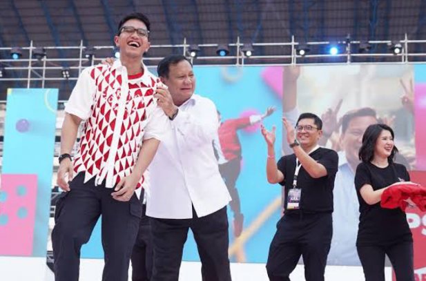 Joget. Capres Prabowo Subianto menyampaikan pidato di HUT ke-9 PSI di Stadion Jatidiri Kota Semarang, Jawa Tengah, Sabtu (9/12/2023).