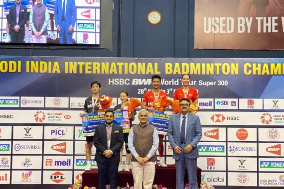 Selebrasi Dejan Ferdinansyah/Gloria Emanuelle Widjaja seusai menjadi juara pada turnamen final Syed Modi International 2023 di BBD U.P Badminton Academy, Lucknow, Minggu (3/12). Foto: Twitter/@INABadminton