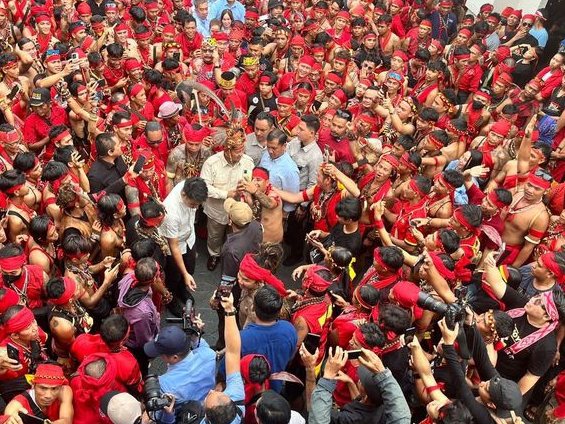 Capres nomor urut 2, Prabowo Subianto disambut meriah ribuan warga Dayak di Pontianak, Kalimantan Barat, Sabtu (20/1/2024).
