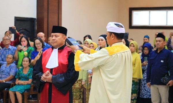Dr. I Wayan Gede Rumega, S.H., M.H., saat mengucap sumpah jabatan sebagai Wakil Ketua PN Jakarta Utara di ruang sidang utama, Jumat (12/1/2024).Foto:Dok.Humas PN Jakut