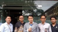 Advokat muda yang juga Sekjen LBH SMSI Pusat M. Rian Ali Akbar, S.H., (tengah) didampingi rekan seprofesi dari Solidaritas Advokat Lampung saat menyampaikan keterangan pers di Mapolda Lampung, Selasa (30/1/2024). Foto: istimewa