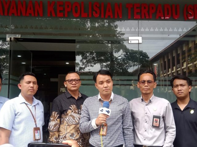 Advokat muda yang juga Sekjen LBH SMSI Pusat M. Rian Ali Akbar, S.H., (tengah) didampingi rekan seprofesi dari Solidaritas Advokat Lampung saat menyampaikan keterangan pers di Mapolda Lampung, Selasa (30/1/2024). Foto: istimewa