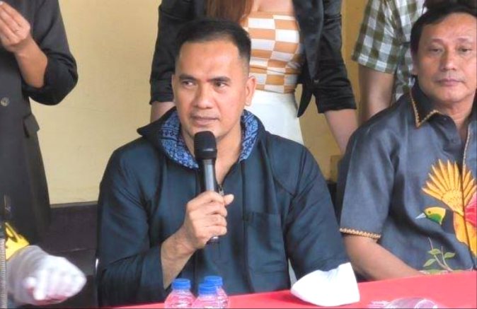 Saipul Jamil saat memberikan klarifikasi soal penangkapannya di Polsek Tambora, Jakarta Barat, Sabtu (6/1/2024). Foto: istimewa polisi