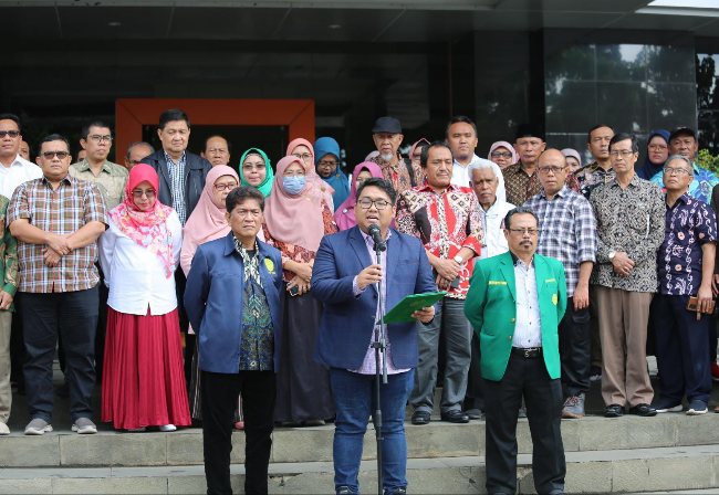 Prof. Dr. Ibnu Sina Chandranegara, SH., MH., (depan, tengah) membacakan Maklumat "Menggugat" Civitas Akademika Universitas Muhammadiyah Jakarta (UMJ), Senin 5 Februari 2024 (Foto: Humas UMJ).