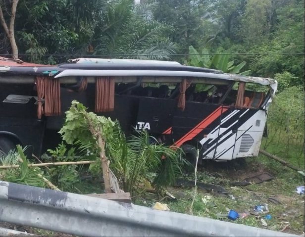 Bus Rombongan Pelajar MIN 1 Pesisir Barat Lampung Masuk Jurang