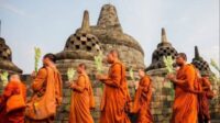 Ribuan Umat Buddha Gelar Kirab Waisak dari Candi Mendut ke Borobudur