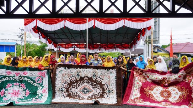 Luar Biasa! Pembagian 500 Karpet Masjid Fogoromas Jakarta di Kabupaten Sambas Masuk Rekor MURI